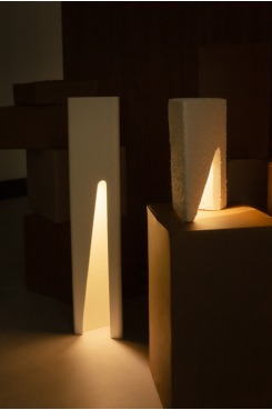 Coleção Brecha, Luminária Piso. Por Caroline Strobel