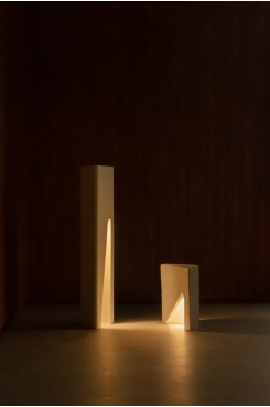 Coleção Brecha, Luminária Piso. Por Caroline Strobel