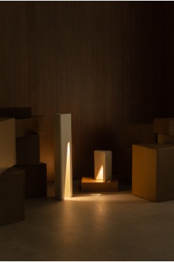 Coleção Brecha, Luminária Piso. Por Caroline Strobel